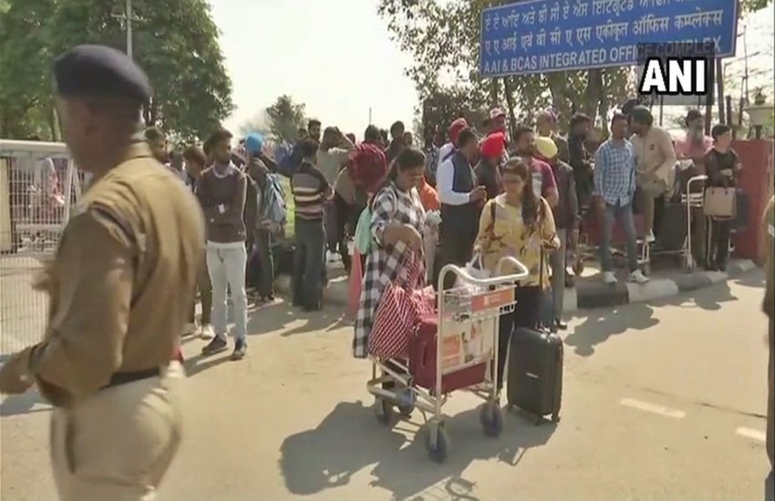 पंजाब एयरपोर्ट से वापस जाते यात्री, फोटो सोर्स- ANI