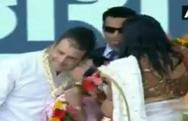 Rahul Gandhi Kiss, Rahul Gandhi, Congress, Kiss, Woman, Congress Worker, Rally, Stage, Valsad, Gujarat, Video, PM, Narendra Modi, State News, Election News, Loksabha Elections 2019, Hindi News