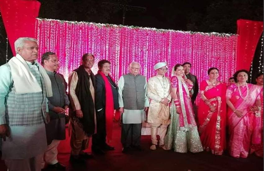 आरएसएस के वरिष्‍ठ नेता और बीजेपी के संगठन महामंत्री रामलाल की भतीजी श्रेया गुप्‍ता ने फैजान करीम से शादी की है। शादी समारोह में उत्‍तर प्रदेश के राज्‍यपाल राम नाईक ने भी शिरकत की। (फोटो सोर्स: सलमान मलिक/Twitter)