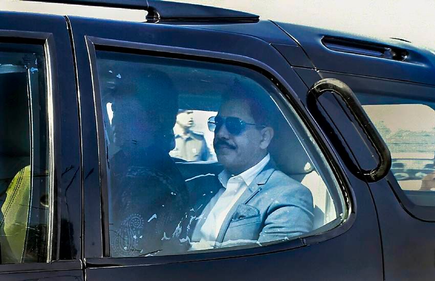 बीकानेर लैंड केस को लेकर जयपुर में ईडी दफ्तर के लिए निकलते रॉबर्ट वाड्रा। पूर्वी यूपी कांग्रेस महासचिव प्रियंका गांधी भी उस दौरान साथ देखी गईं। (फोटोः पीटीआई)