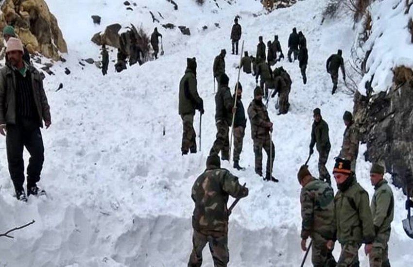 हिमस्खलन में फंसे जवानों को ढूढ़ती रेस्क्यू टीम, फोटो सोर्स- ANI