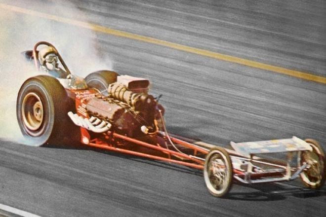 Sneaky Pete Robinson's Jumping Jack Dragster: जंपिंग जैक जैसा कि नाम से ही प्रती​त हो रहा है कि ये कार कितनी खतरनाक रही होगी। इस कार ने मोटरस्पोर्ट की दुनिया में सारी हदें पार कर दी थी। इसमें दो जैक स्टैंड लगे हुए थें जिससे कार को उठाया जा सकता था। इस जैक को एक लीवर से कंट्रोल किया जाता था। इसके इसी फीचर के चलते ड्रैग रेसिंग की गवर्निंग बॉडी नेशनल हॉट रोड एसोसिएशन ने इसे हमेशा के लिए बैन कर दिया। — (Pics- Insomnia Cured Here)