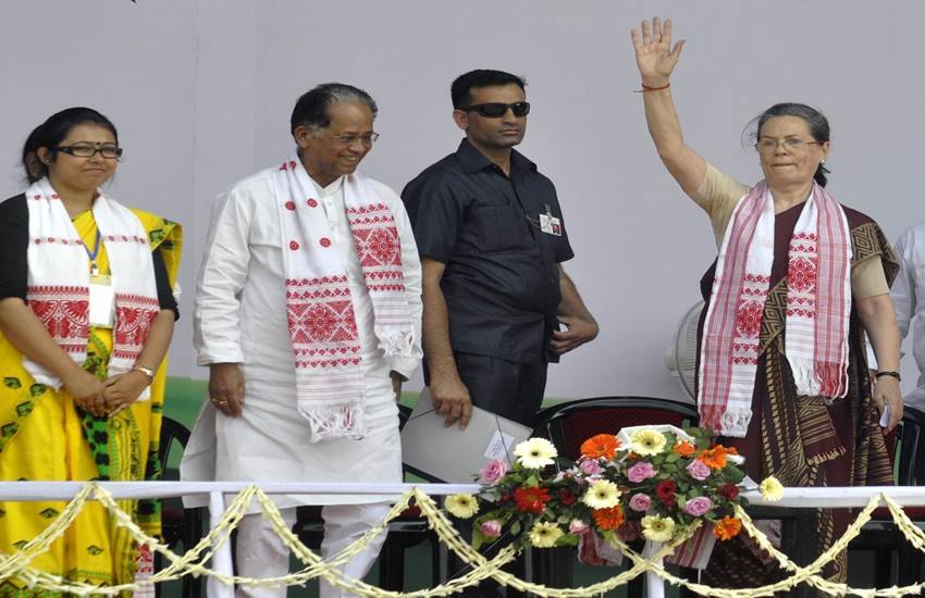 यूपीए अध्यक्ष सोनिया गांधी के साथ असम के पूर्व सीएम तरुण गोगोई। (एक्सप्रेस आर्काइव)