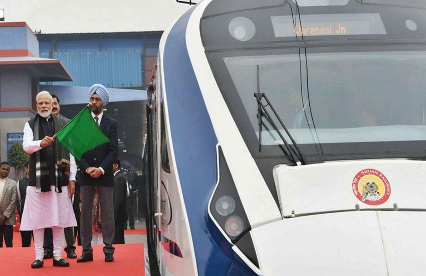 वंदे भारत एक्सप्रेस को हरी झंडी दिखाते पीएम नरेन्द्र मोदी, फोटो सोर्स- इंडियन एक्सप्रेस