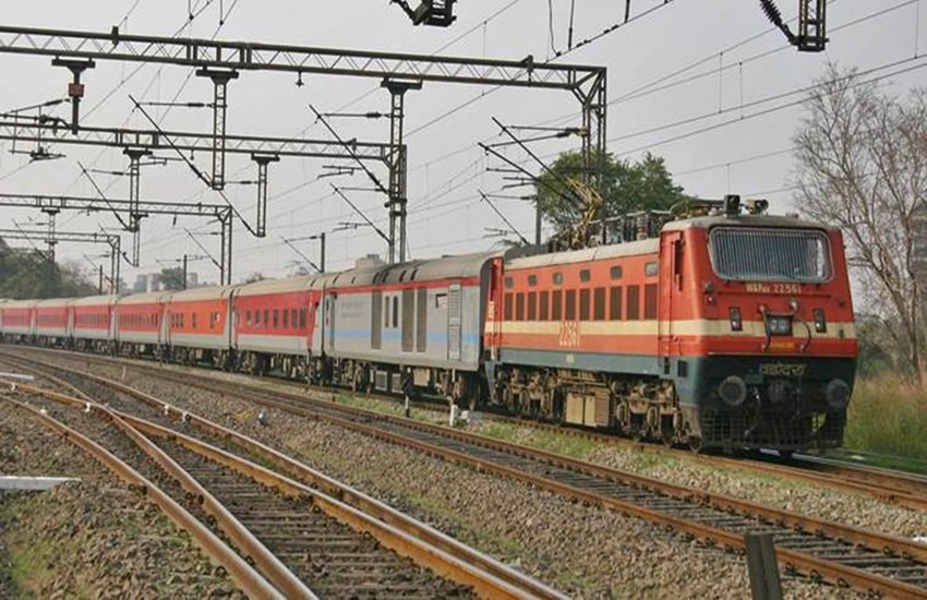 IRCTC: अब मोबाइल एप के जरिए चलती ट्रैन से करें पिज़्ज़ा आर्डर। प्रतीकात्मक फोटो,( फोटो सोर्स- इंडियन एक्सप्रेस)
