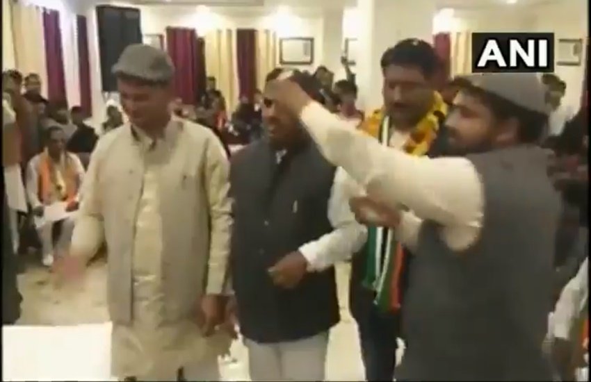 श्रद्धांजलि कार्यक्रम के दौरान नोट उड़ाते कांग्रेसी।(फोटो सोर्स-ANI)