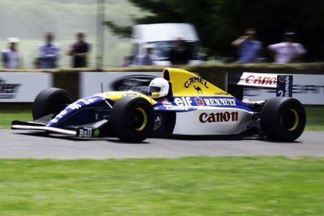 Williams FW14B: जैसा कि हमने आपको पूर्व में बताया कि मूव करने वाला स्पॉयलर मोटरस्पोर्ट में प्रतिबंधित है। इसका प्रयोग केवल डाउनफोर्स के लिए ही किया जा सकता है। लेकिन इस कार में एक्टिव सस्पेंशन भी लगाया गया था जो कि हाइड्रोलिक एडजेस्ट सिस्टम के साथ काम करता था। इसे कार के वजन के अनुसार एडजेस्ट किया जा सकता था। यही कारण था कि इस कार को भी मोटरस्पोर्ट की दुनिया से अलविदा कहना पड़ा। — (Pics- Howstuffworks)