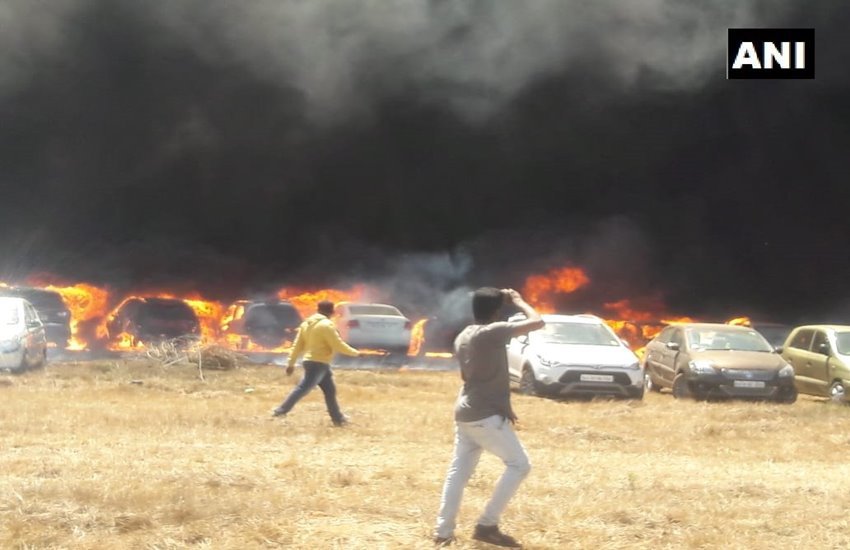 Aero India 2019: बंगलूरू एयर शो में कारों में लगी आग
फोटो सोर्स- ANI
Aero India 2019: बंगलूरू एयर शो में कारों में लगी आग
फोटो सोर्स- ANI