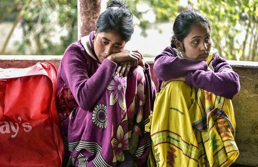 Assam में जहरीली शराब से मौत के बाद अस्पताल के बाहर विलाप करते परिजन। फोटो सोर्स : इंडियन एक्सप्रेस