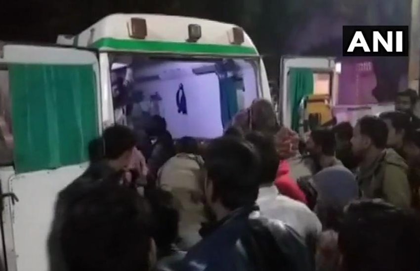 घायलों को अस्पताल ले जाते हुए 
फोटो सोर्स- ANI
