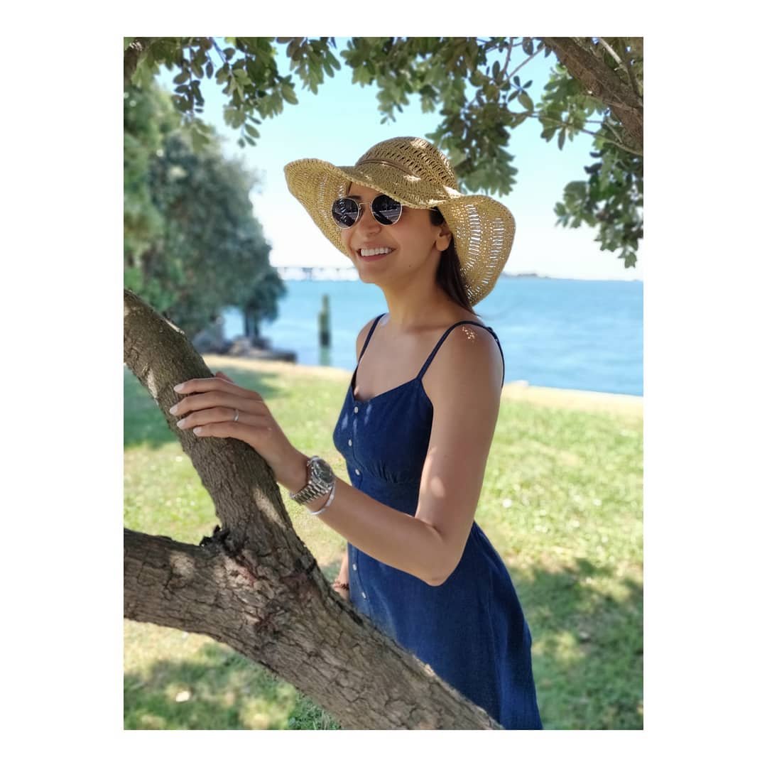 खूबसूरत ग्रीनरी के बीच ग्लैमरस अनुष्का।