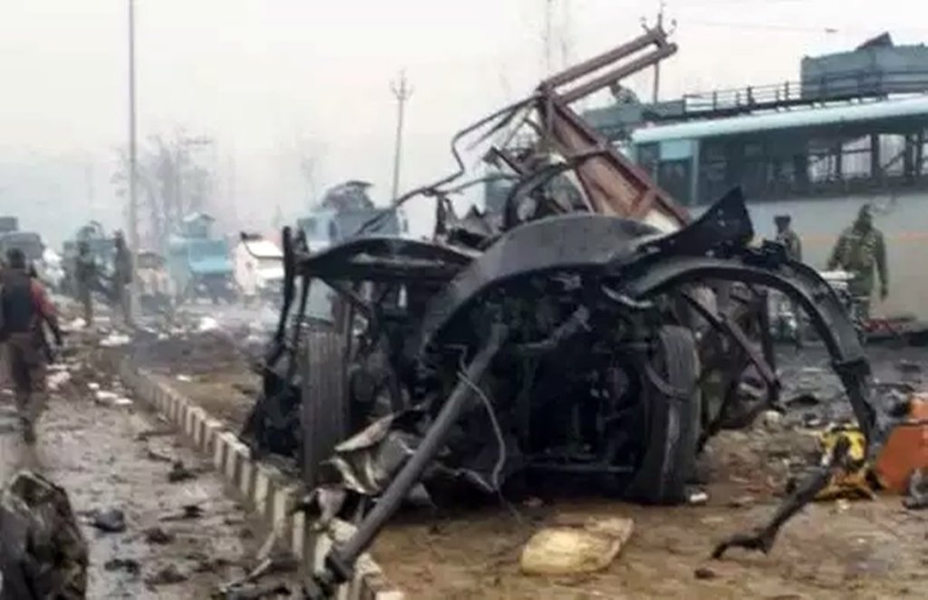जम्मू-कश्मीर के पुलवामा में बड़ा आतंकी हमला। फोटो सोर्स : इंडियन एक्सप्रेस