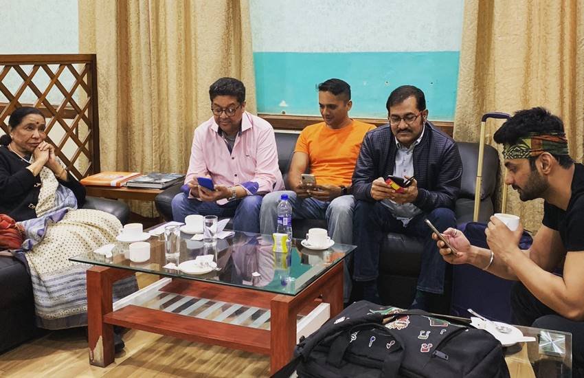 तस्वीर आशा भोंसले ने ट्वीट की है। (Image Source: Twitter/@ashabhosle)