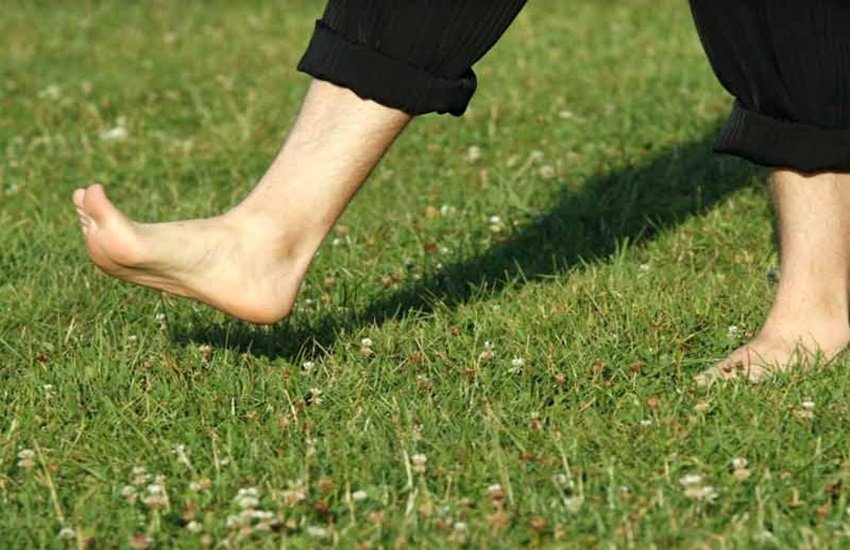 नंगे पैर चलने के लाभ (Source: Dreamstime)