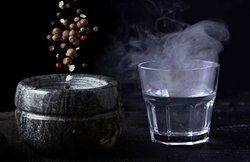 खांसी-जुकाम से मिलती है राहत, गर्म पानी में काली मिर्च मिलाकर पीने के हैं और भी कई फायदे