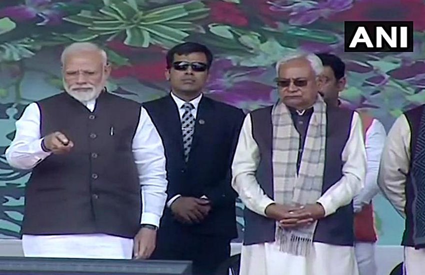 पटना में 33 हजार करोड़ की विभिन्न परियोजनाओं का निर्माण करते पीएम मोदी। फोटो सोर्स : एएनआई