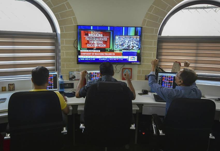 बॉम्बे स्टॉट एक्सचेंज के कर्मचारी भी काफी खुश दिखे। क्योंकि आज सेंक्सेस 36,469.43 तक गया।