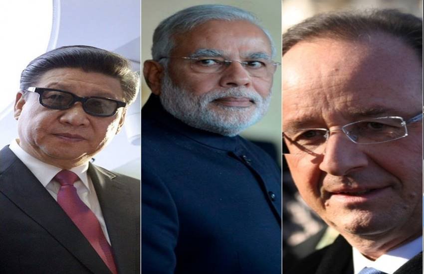 बॉलीवुड सेलेब्स और तमाम क्रिकेटर्स अपने लाइफस्टाइल को लेकर काफी चर्चा में रहते हैं। वहीं बात अगर नेताओं के लाइफस्टाइल की करें तो इनका जलवा भी सेलेब्स से कुछ कम नहीं है। आज हम यहां देश-विदेश के नेताओं की खास एक्सेसरीज चश्मा के बारे में बात कर रहे हैं। चश्मा एक ऐसी एक्सेसरीज है जिसे कुछ लोग शौक के तौर पर पहनते हैं तो कोई अपनी आंखों की रोशनी बढ़ाने के लिए लगाते हैं। चश्मा लगाने वाले नेताओं में पीएम के अलावा दुनिया के तमाम कद्दावर नेता हैं जो खास ब्रांड के चश्मा कैरी करते हैं। जानिए कौन से ब्रांड का चश्मा पहनते हैं पीएम मोदी और बाकी देश के ये ताकतवर नेता।