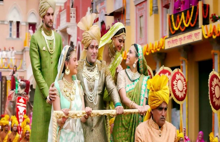 फिल्म प्रेम रतन धन पायो की एक्ट्रेस आशिका भाटिया इन दिनों काफी सुर्खियों में हैं। आशिका ने इस फिल्म में सलमान खान की छोटी बहन की भूमिका अदा की थी। इन दिनों आशिका के चर्चा में रहने की वजह उनका लव अफेयर है। आशिका टिक टॉक सेंसेशन सात्विक संक्यान को डेट कर रही हैं। आशिका ने अफेयर की जानकारी अपने सोशल मीडिया अकाउंट पर साझा की थी। फिल्म इंडस्ट्री में आशिका का नाम पहचान में तब आया जब वह सिल्वर स्क्रीन पर सलमान की बहन बनीं। सलमान की इस सिल्वर स्क्रीन बहन को जहां अपना प्यार मिल गया है तो वहीं दबंग खान की बहुत सी ऐसी भी 'बहनें' हैं जिनका प्यार परवान नहीं चढ़ सका। सलमान की बहन का किरदार निभाने वाली कोई अभिनेत्री उम्र के 50वें साल में भी कुंवारी है तो किसी को दो-दो बार तलाक का दर्द झेलना पड़ा। (All Pic- Social Media)