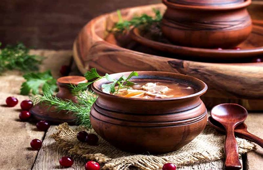 मिट्टी के बर्तन में खाना पकाने के लाभ (Source: Dreamstime)