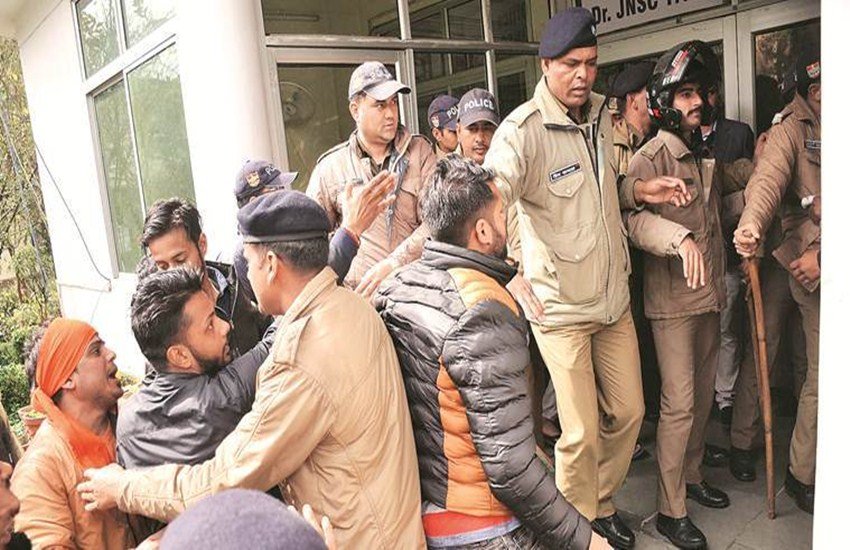 देहरादून में हिंदुवादी संगठनों के आगे कॉलेज प्रबंधन को झुकना पड़ा और कश्मीर के रहने वाले डीन को निलंबित करना पड़ा। (Express Photo/Virender Singh Negi)