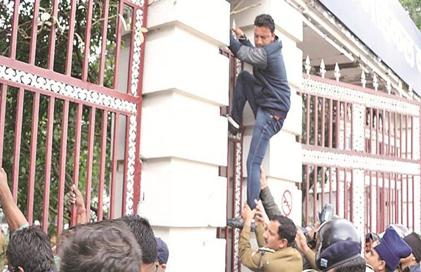 ABVP और बजरंगदल के प्रदर्शन को देखते हुए देहरादून के दो शिक्षण संस्थानों ने अगले सत्र से कश्मीरी छात्रों का दाखिला नहीं लेने का ऐलान किया है। ( Express Photo) 