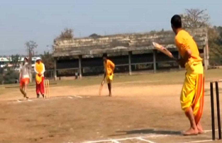 संस्कृत क्रिकेट प्रतियोगिता, संस्कृत कमेंट्री, संपूर्णानंद संस्कृत विश्वविद्यालय, sanskrit cricket competition, Sanskrit Commentary, players wearing dhoti kurta, varanasi संस्कृत क्रिकेट प्रतियोगिता, संस्कृत कमेंट्री, संपूर्णानंद संस्कृत विश्वविद्यालय, sanskrit cricket competition, Sanskrit Commentary, players wearing dhoti kurta, varanasi