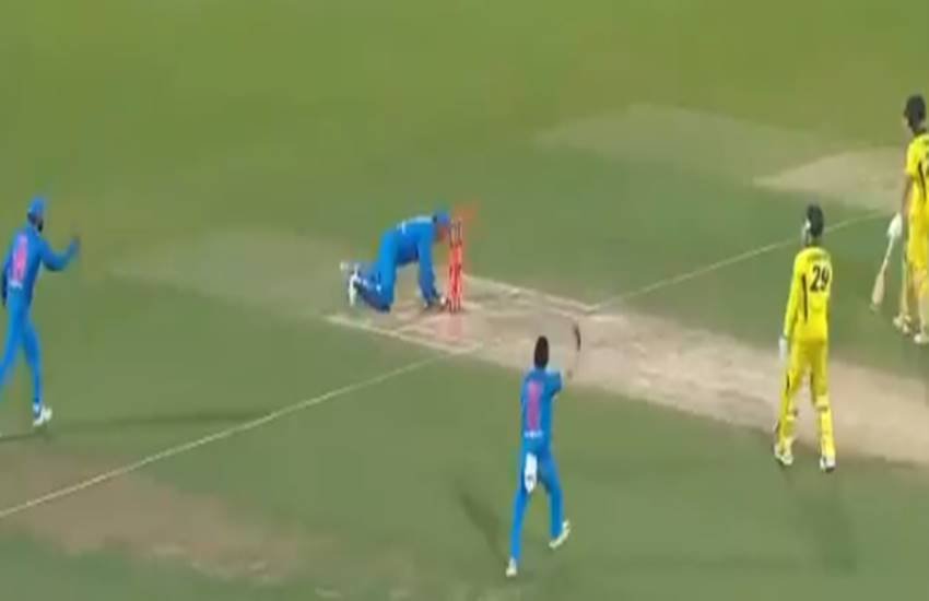 स्टंपिंग करते धोनी। (फोटो सोर्स- स्क्रीनशॉट/ट्विटर)