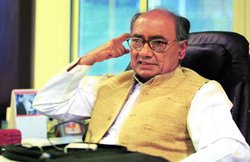 MP : दिग्विजय सिंह का RSS और BJP पर हमला, कहा – चित्रकूट के ‘आरएसएस विश्वविद्यालय’ की हो जांच