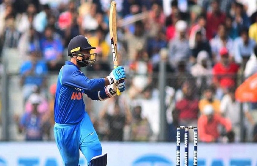 न्यूज़ीलैंड के खिलाफ वनडे सीरीज के दौरान शॉट लगाते दिनेश कार्तिक (source : Indian Express File )