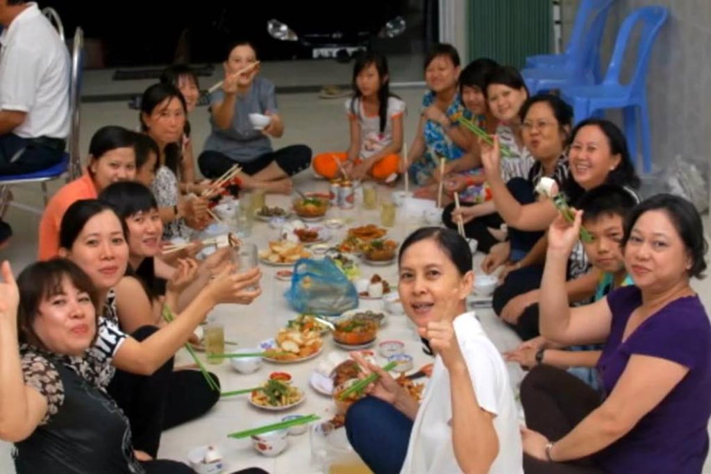 Eating, Eating on the ground, Benefits of eating on ground, indian Eating culture, eating with hands culture, eating on the floor, eating culture in india, Benefits of indian Eating culture, Benefits of eating on the floor, Benefits of eating with hands, religion news