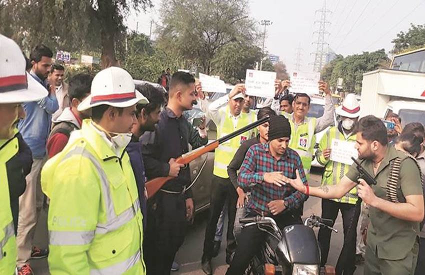 हुडा सिटी सेंटर मेट्रो स्टेशन के पास क्लास लगाते गब्बर-सांभा (फोटोः इंडियन एक्सप्रेस)