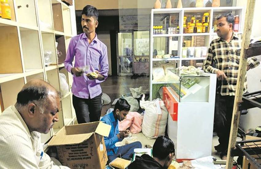 गुजरात: खेती में नहीं हो रहा मुनाफा, किसानों ने खोल लीं अपनी दुकानें