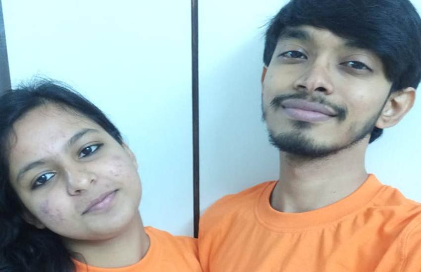 'मोदीभक्त' पति और पत्नी। (Photo: Twitter@AlpikaPandey) 'मोदीभक्त' पति और पत्नी। (Photo: Twitter@AlpikaPandey)