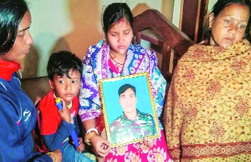 पुलवामा हमले में शहीद रतन ठाकुर के परिजन