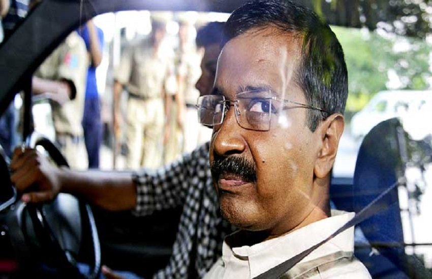 लोग अरविंद केजरीवाल की तस्वीरें शेयर करते हुए उनका मजाक बना रहे हैं। (source: twitter)