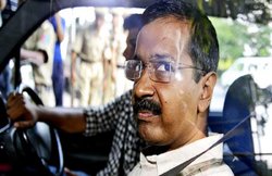 अरविंद केजरीवाल की ये तस्‍वीरें भेज लोग उड़ा रहे मनीष सिसोदिया का मजाक, जानिए क्‍यों