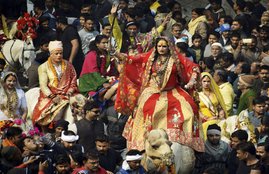 Kumbh 2019 prayagraj, kinnar, mahamandaleshwar kinnar akhada, kumbh 2019, kumbh mela, कुंभ महामंडलेश्वर, महामंडलेश्वर अखाड़ा, कुंभ 2019 प्रयागराज, प्रयागराज कुंभ, कुंभ 2019, kumbh mela allahabad, prayagraj kumbh mela 2019, religion news