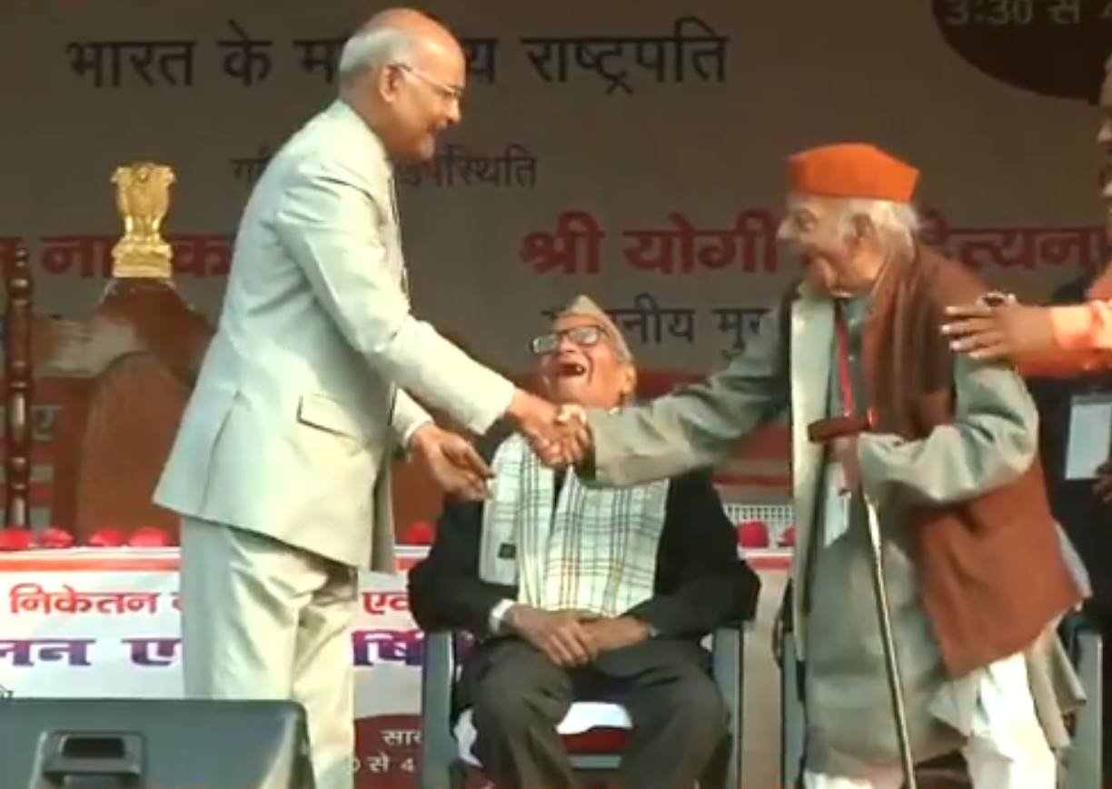 president kovind,dav college,president kovind felicitates former teachers,kovind alma mater bnsd inter college,shiksha niketan kanpur,president kovind kanpur visit