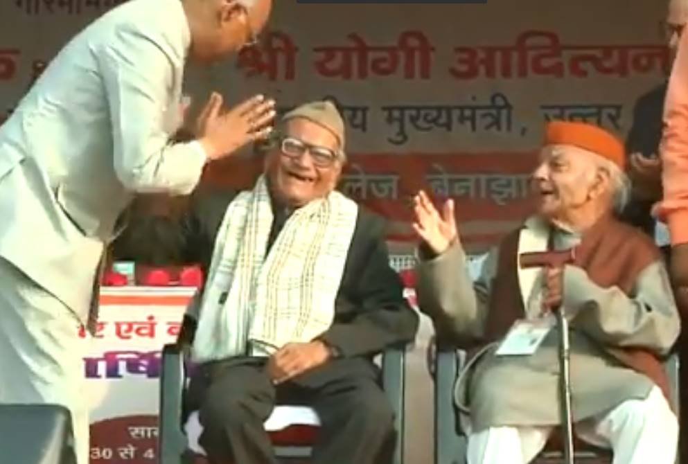 president kovind,dav college,president kovind felicitates former teachers,kovind alma mater bnsd inter college,shiksha niketan kanpur,president kovind kanpur visit