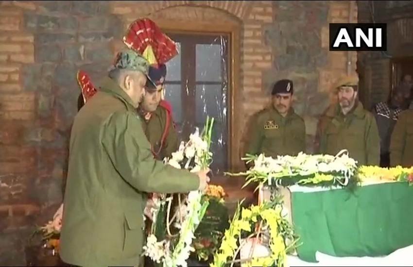 शहीद डीएसपी अमन ठाकुर को श्रद्धांजलि देते जम्मू-कश्मीर पुलिस के अधिकारी। (फोटो-ANI)