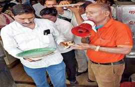 हनमकोंडा में लिंगला केदारी फ़ूड कोर्ट के लिंगला केदारी लाल टी शर्ट में (फोटो सोर्स : सोशल मीडिया )