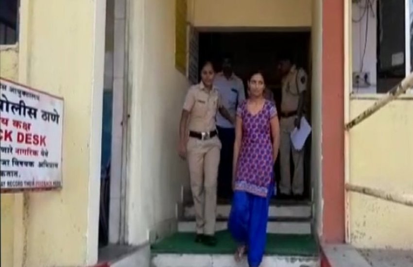 बच्ची को मोमबत्ती से जलाने के आरोप में मां और चाची गिरफ्तार 
फोटो सोर्स- ट्विटर/ANI