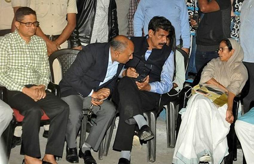 3 फरवरी को धरने पर बैठी ममता बनर्जी और वहां मौजूद कोलकाता पुलिस कमिश्नर राजीव कुमार (Left)। (Photo- PTI)