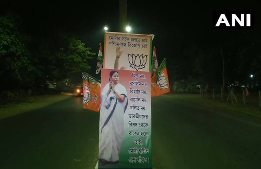 दुर्गापुर में पीएम के पोस्टरों पर लगाए गए ममता के कटआउट
(फोटो सोर्स : ANI)