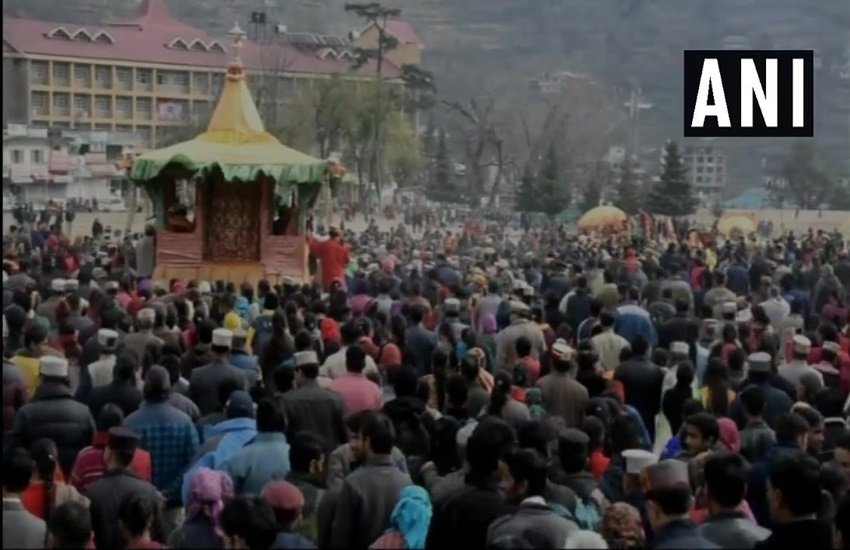 हिमाचल प्रदेश : कुल्लू में शुरू हुई भगवान रघुनाथ की रथयात्रा, 40 दिन चलेगा उत्सव