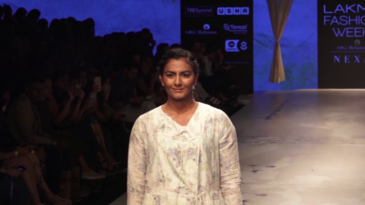 Saina nehwal on ramp walk, lakme fashion week 2019, Pv Sindhu at ramp, geeta phogat walk on ramp, sania mirza, sania mirza tennis, sania mirza fashion, sania mirza in fashion week, sania mirza jewellery week, sania mirza show stopper, sania mirza ramp walk