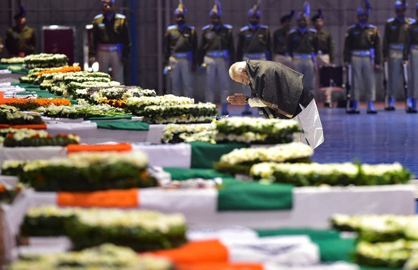 Jammu and Kashmir Pulwama’s Awantipora Terror Attack: प्रधानमंत्री नरेंद्र मोदी ने पालम एयरपोर्ट पहुंचकर शहीदों को अंतिम विदाई दी। (PTI)