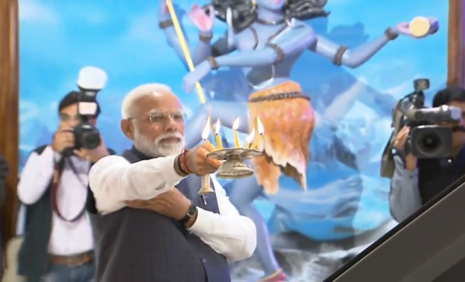 इस्कॉन में भगवान कृष्ण की आरती करते पीएम मोदी।