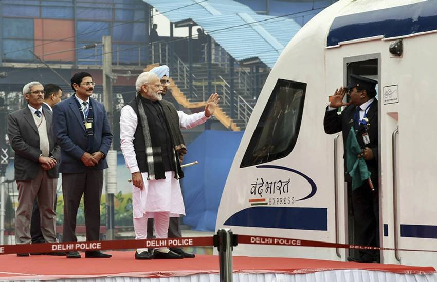 मोदी ने दिखाई वंदे भारत एक्सप्रेस को दी हरी झंडी